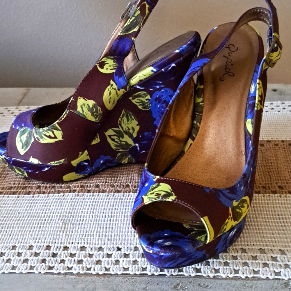 NWT Qupid  Floral wedges